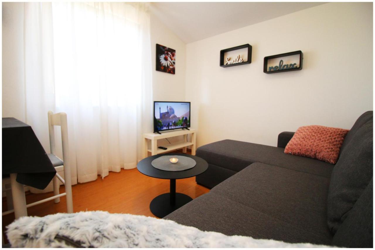 Studio Apartman Elena 普利莫顿 外观 照片